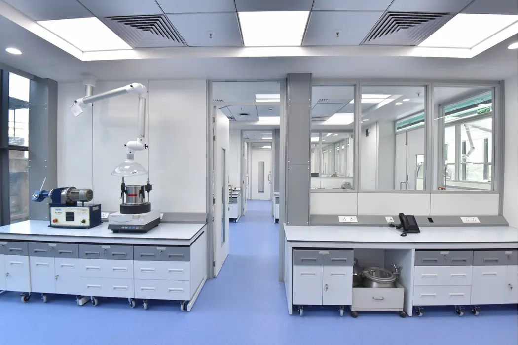 Granulation laboratory with reactor dome and snorkel extractor