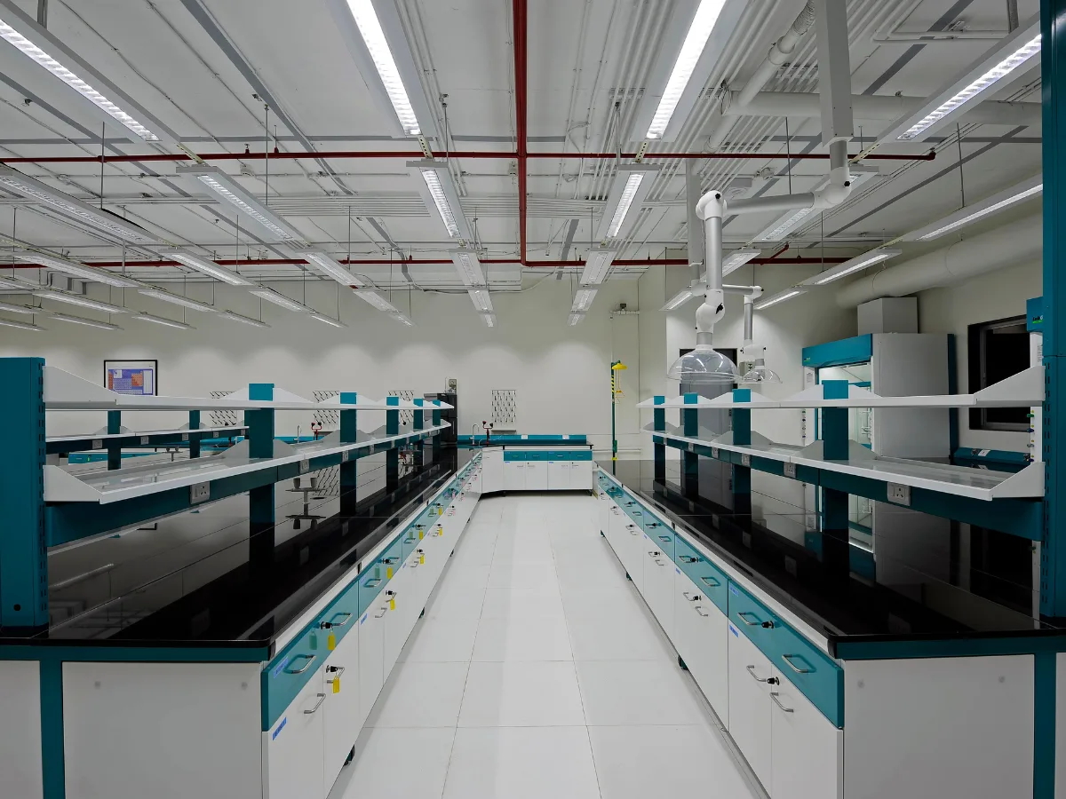 Symmetrical dual bench runs with spot extractor and reagent shelves