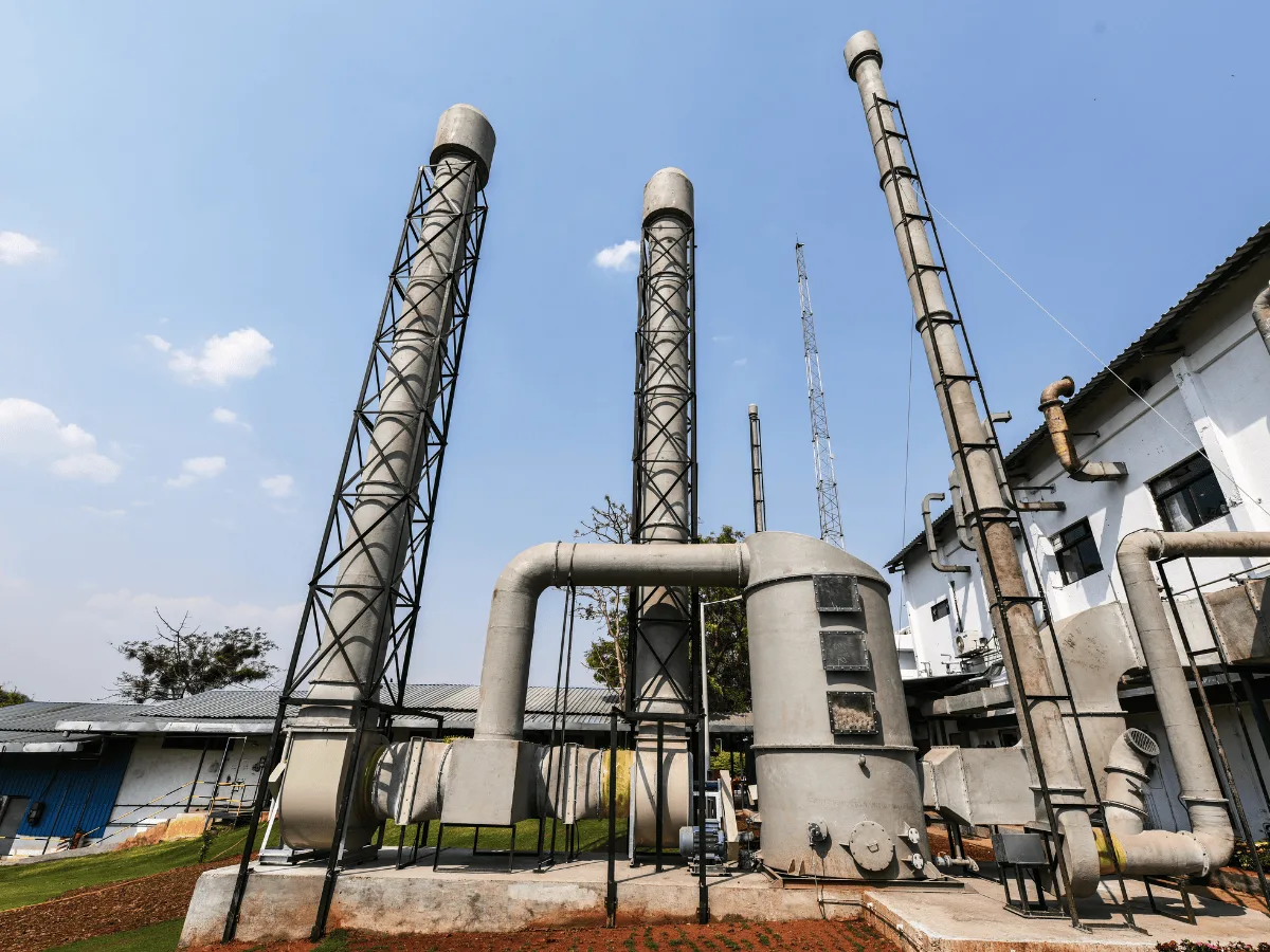 Wet scrubber exhaust system with three stacks and clustered piping