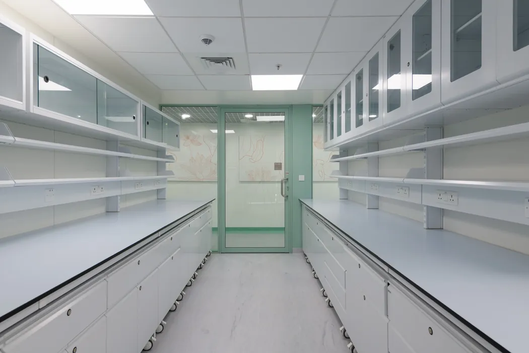 Compact laboratory with mobile benches and lotus-graphic glass door