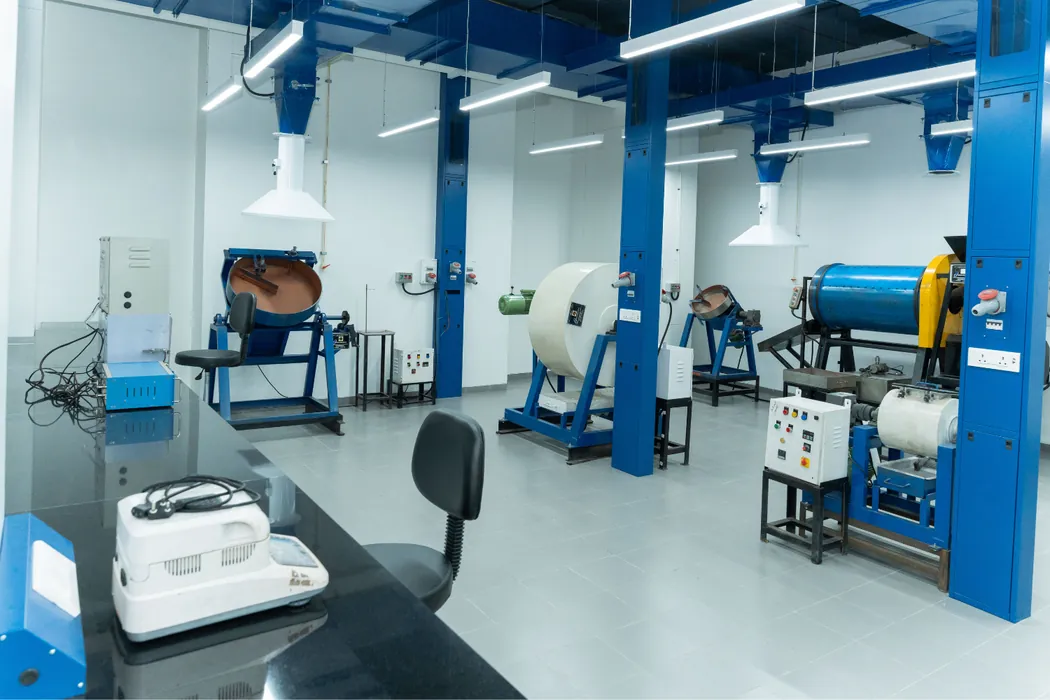Process lab with milling and mixing equipment and cyclone extractors