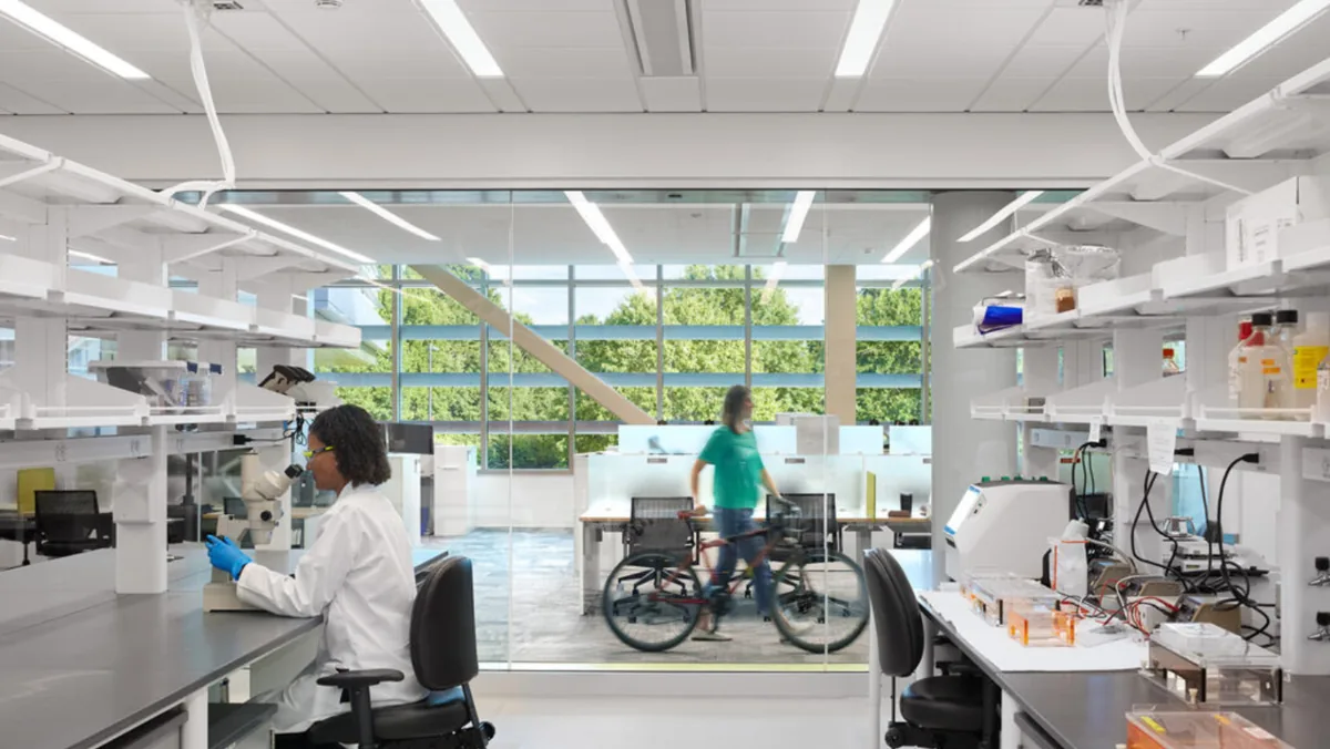 Energy-efficient research laboratory with natural light